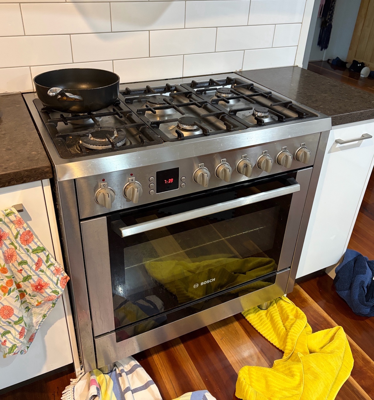 Gas connection safely capped after oven disconnection in Croydon